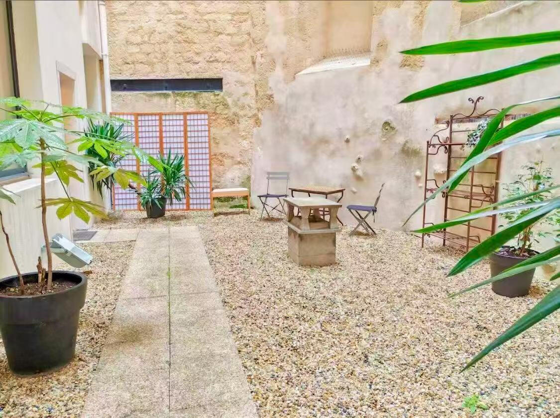 Cour intérieure du salon Linlin Tuina Massage à Bordeaux